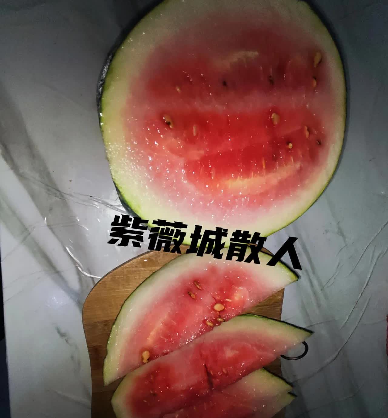 我再也不会在路边流动摊贩处买西瓜了，真的太坑人了！前几天，本人经过洛阳市