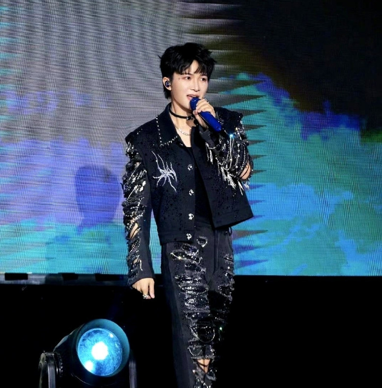 罗云熙太湖音乐节演出超时占用周深时间，演员就应该好好演戏，而不是跑去和歌手抢台子