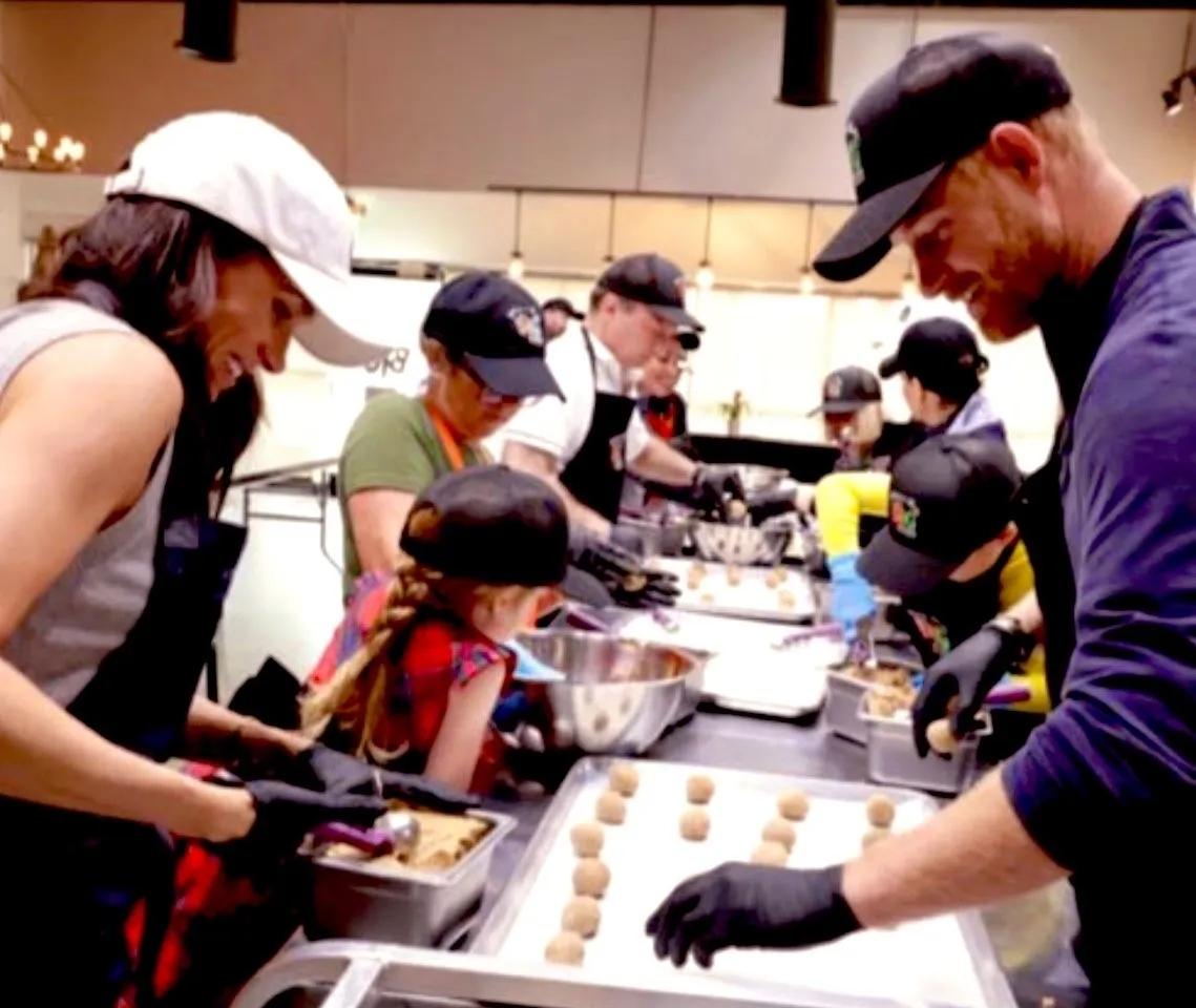 梅根，果然是懂流量和话题的！为何？她晒在互联网上的照片，又引起了关注，一家子