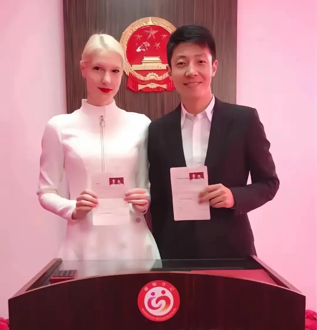 当年撒贝宁和李白领结婚证的经典照片，我感觉这张照片比结婚照更有意义，一生都值得保