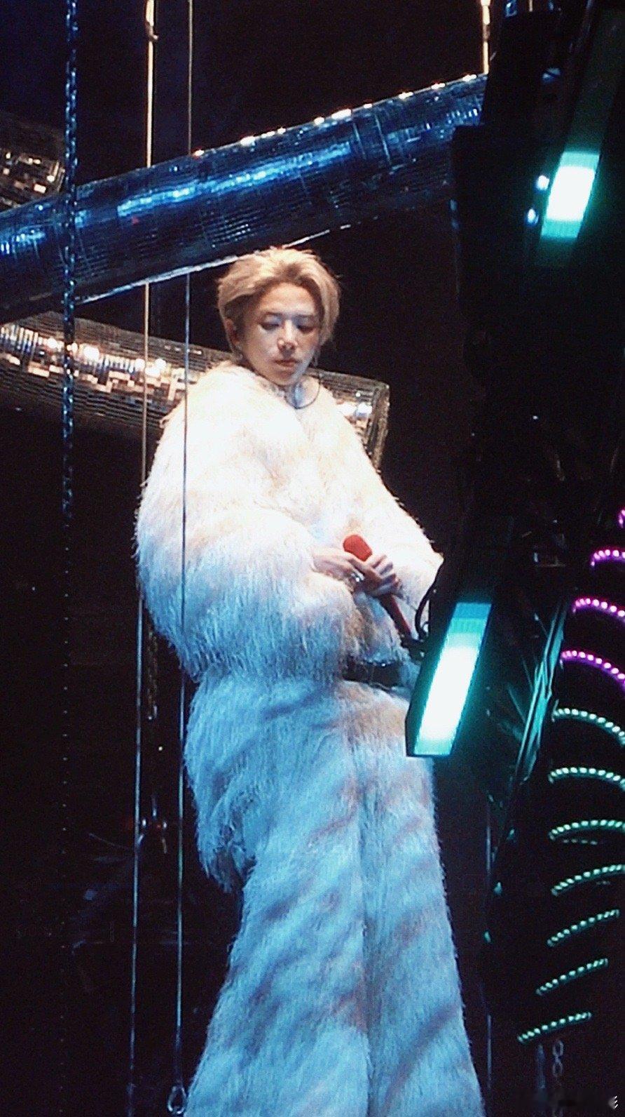 华晨宇年轻的家主南宁站的开场瞬间让人挪不开眼，分明就是小说里年轻家主的真人写照