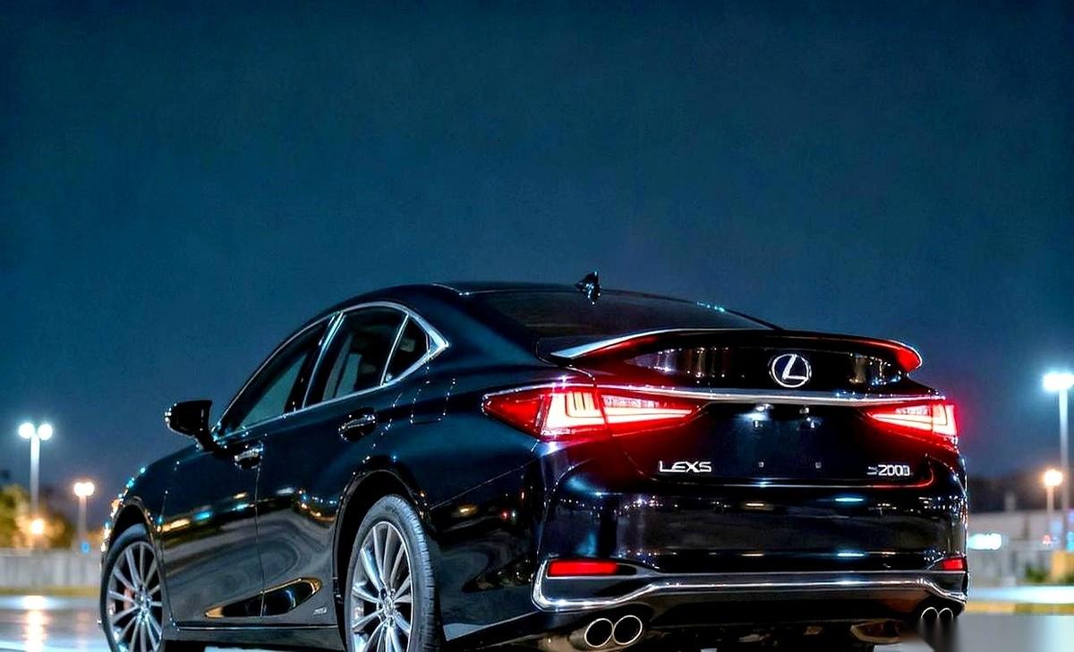 46万落地，买台雷克萨斯ES。我当时就觉得我这哥们儿疯了，旁边同级的宝马，便宜