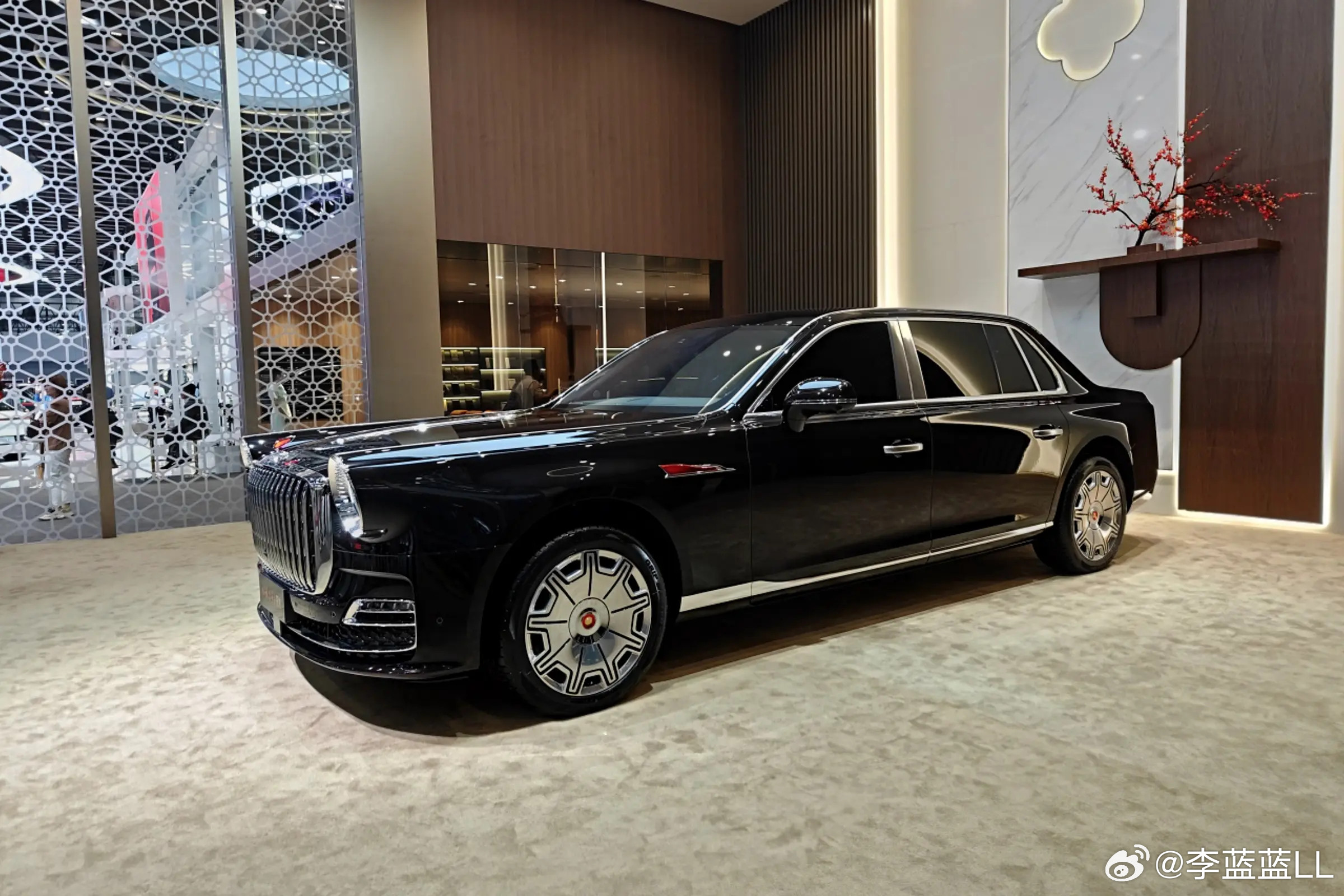 国产纯油车最贵的是坦克400吗？并不是。最贵的是红旗国礼，搭载4.0T的V8发动