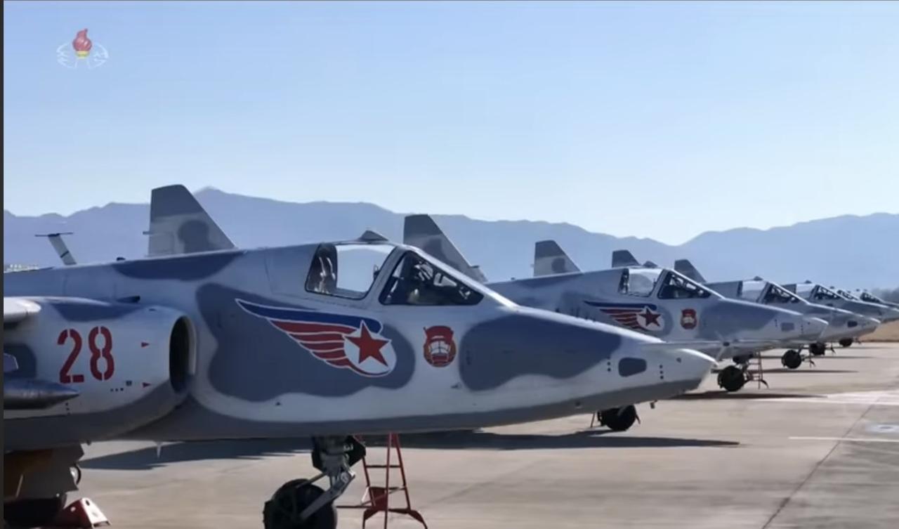 在最近于元山葛麻空军基地举行的仪式上，朝鲜人民军空军的苏-25战机亮相，28、4