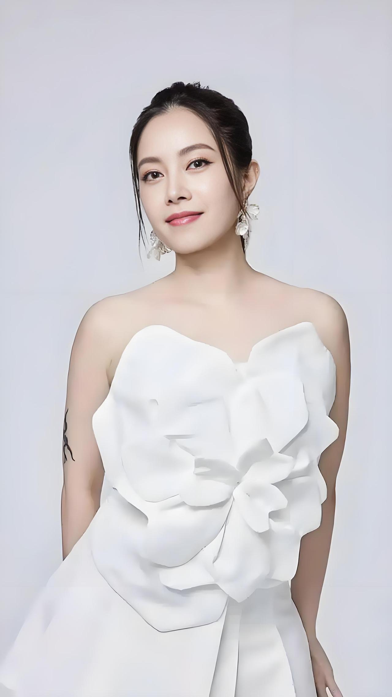 25年前徐怀钰是爷爷的摇钱树，在她正当红的时候爷爷说她“弃养老人”，让她事业严重