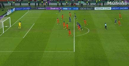 日本队的进攻层次真的值得我们学习，他们主要靠边路传中，但又存在诸多变化，边路传中