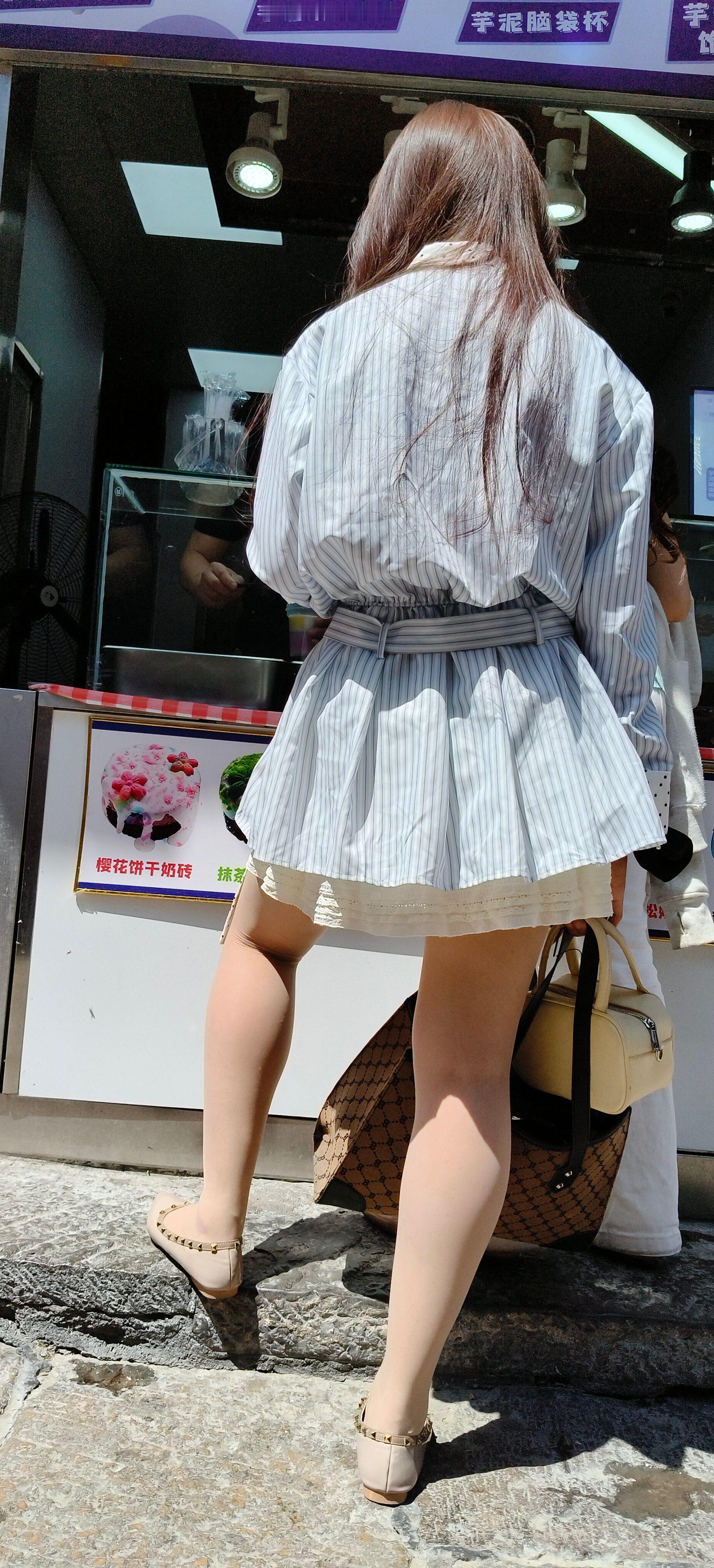 蓝白条纹衬衫裙搭奶杏小包+铆钉鞋，清新又带点甜酷