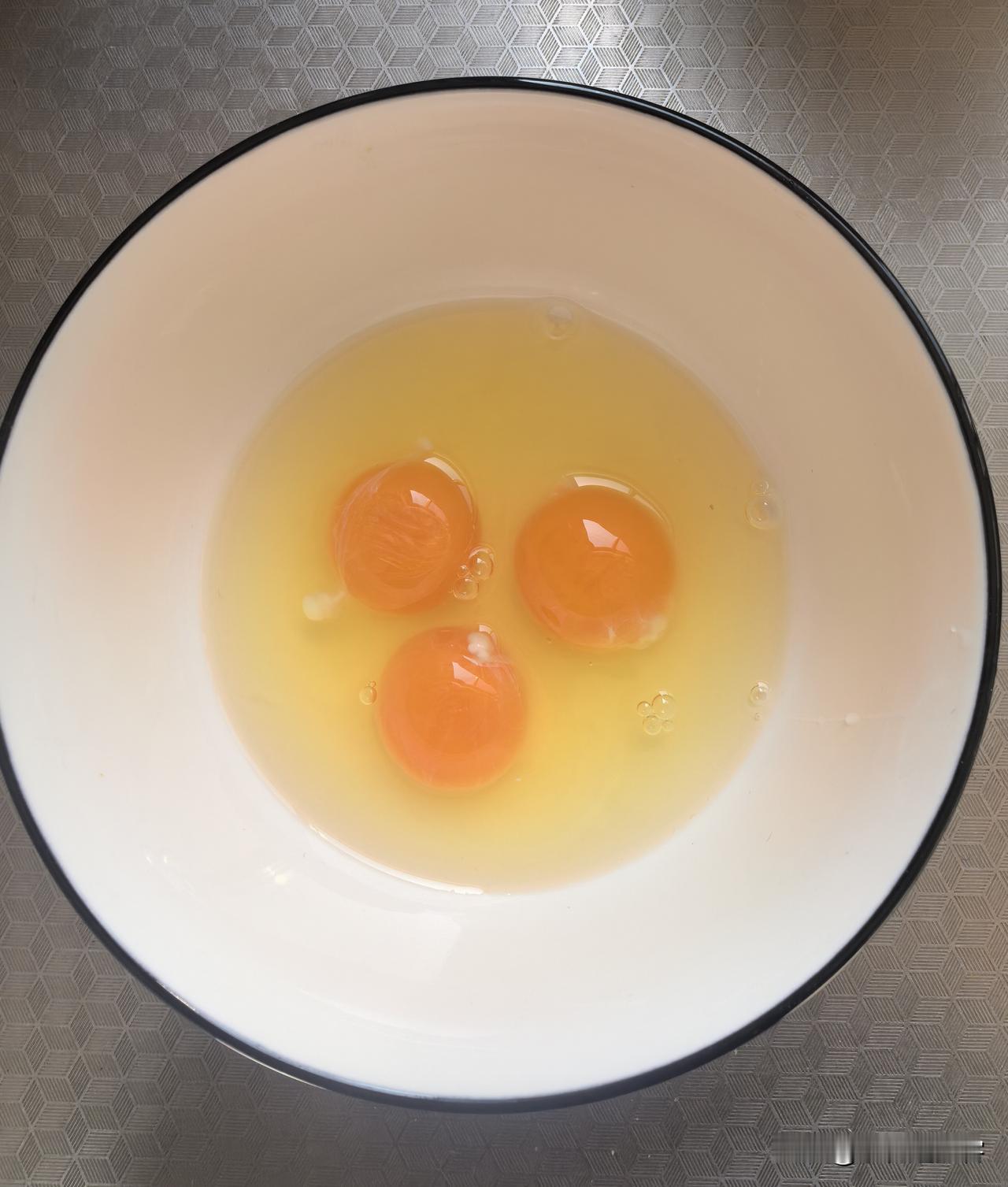 妻子在厨房炒菜，突然开心地喊我。我赶紧过去。她指着碗，眼里带笑：“你看，这个