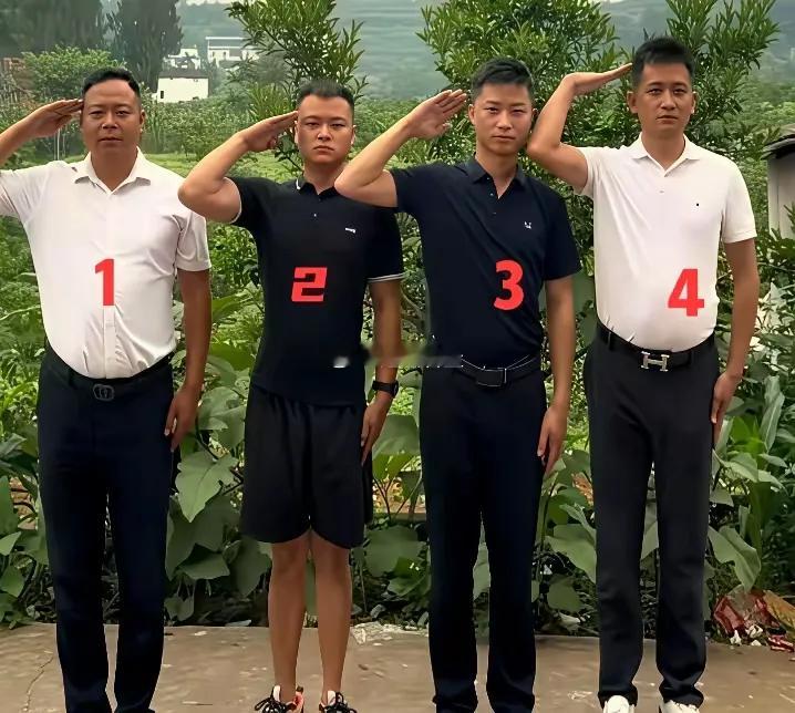 考眼力！四兄弟里面有一个曾经当过兵，你能通过站姿看出来吗？​​​