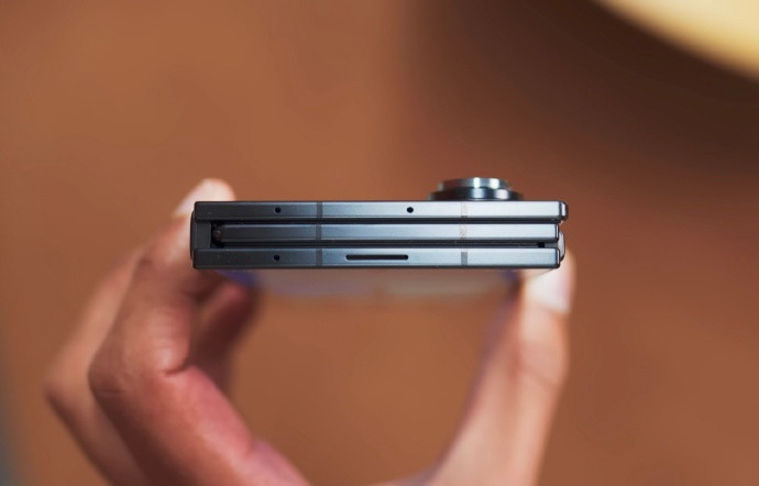 三星首款内折三折叠机GalaxyZTriFold展开最薄3.9mm，折叠后1