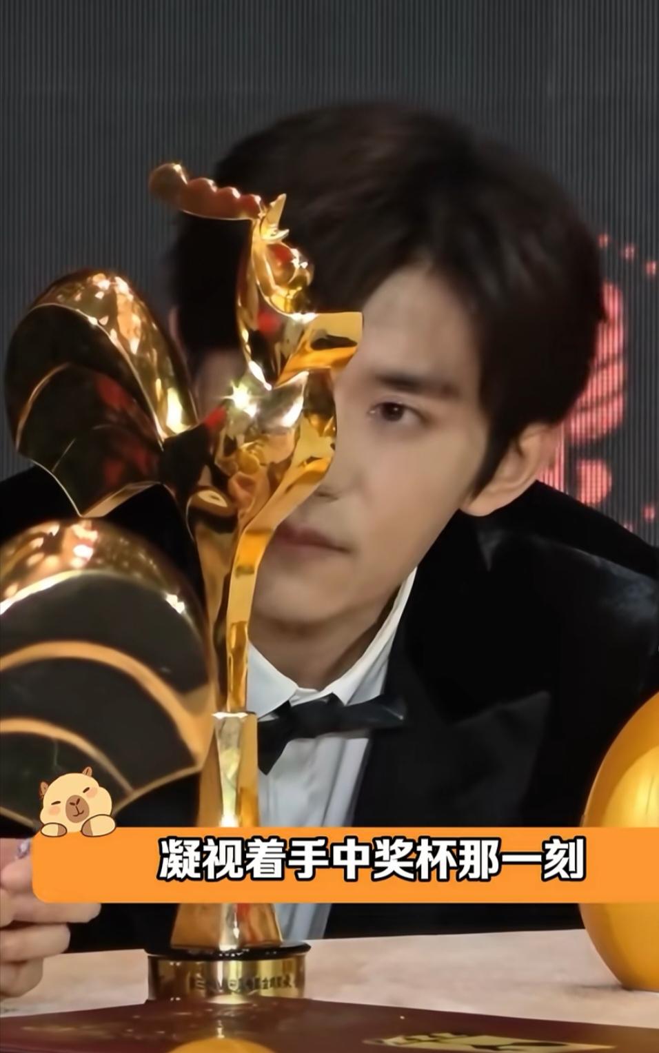 活该易烊千玺拿奖!明明是最年轻的影帝，脸上却看不到那种年轻人该有的兴奋劲。反而