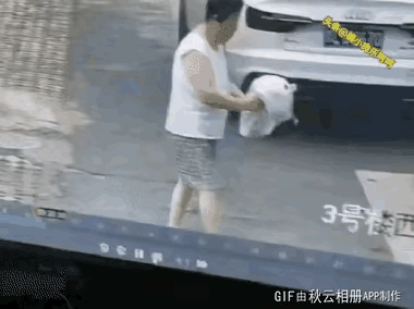 大娘啊，这样做真的是缺德呀。大娘把一大袋垃圾拿去丢，一排的垃圾桶就在眼前，可她