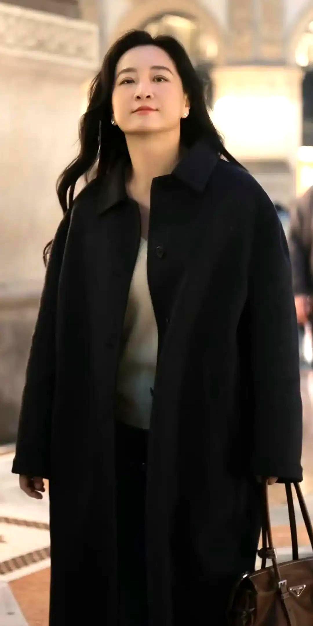 瘦到朋友不敢认，她先哭了机场大屏刷到贾玲那天，我愣了五秒才滑过去。灰色大衣