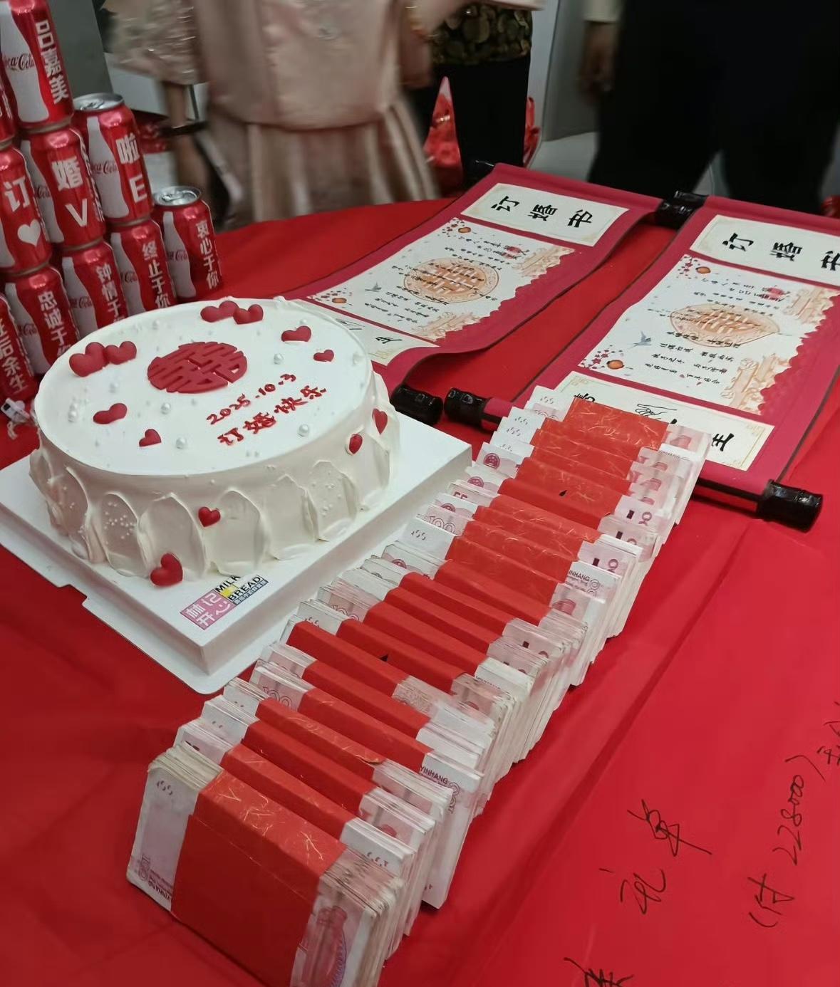 江西彩礼分期付款，真是长见识！[抠鼻]刷到一场江西的订婚仪式，彩礼32万8，男