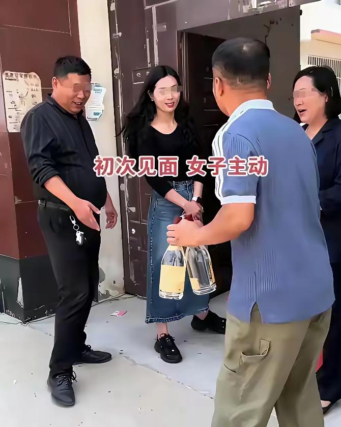 二十九岁的女生在正规按摩店工作，每月有着稳定的两万收入。相亲时，她十分坦诚，提前