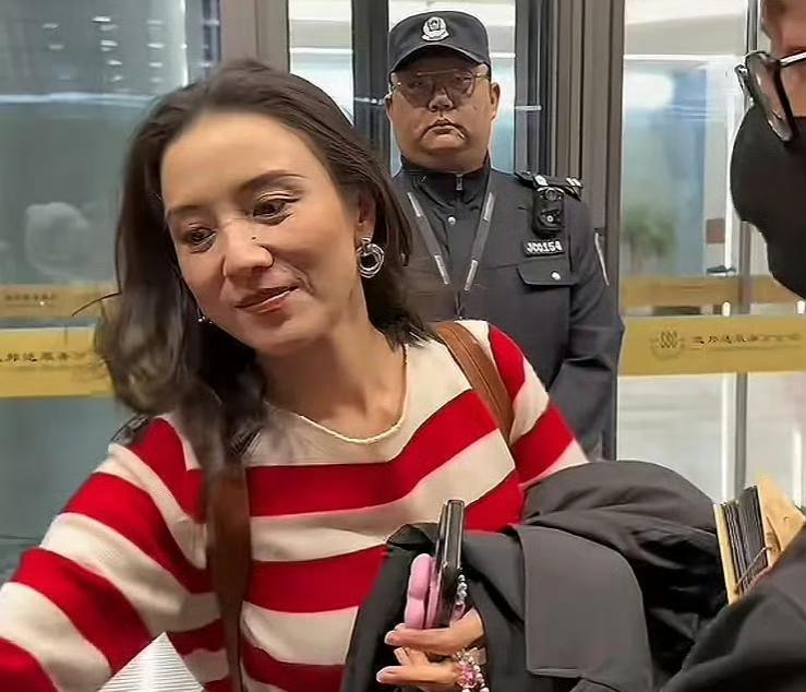 宋佳这一波素颜，直接掀翻了内娱女星的“假面”盛宴！当别的40+女星还在用十级磨