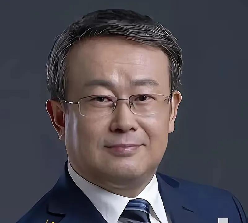 项立刚一个提问惊醒梦中人。他问：女生盯着男生隐私部位拍了一个多小时，最后挨处