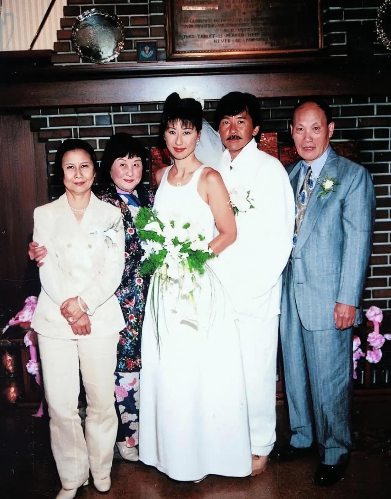 这是35岁的叶倩文与49岁的林子祥在加拿大温哥华结婚时的一张照片，拍摄于1996
