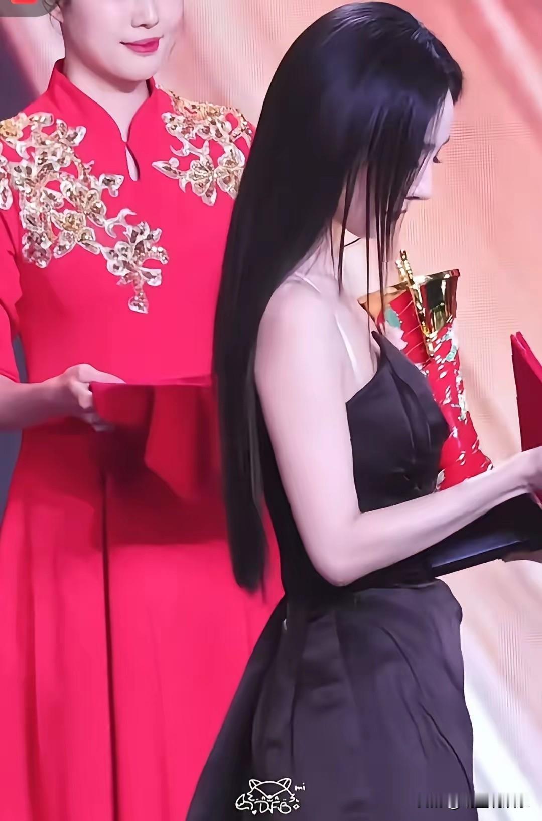 以前咋没发现她的头发这么好？黑亮又柔顺，谁看了都会在心里赞叹一句“美”吧？简直