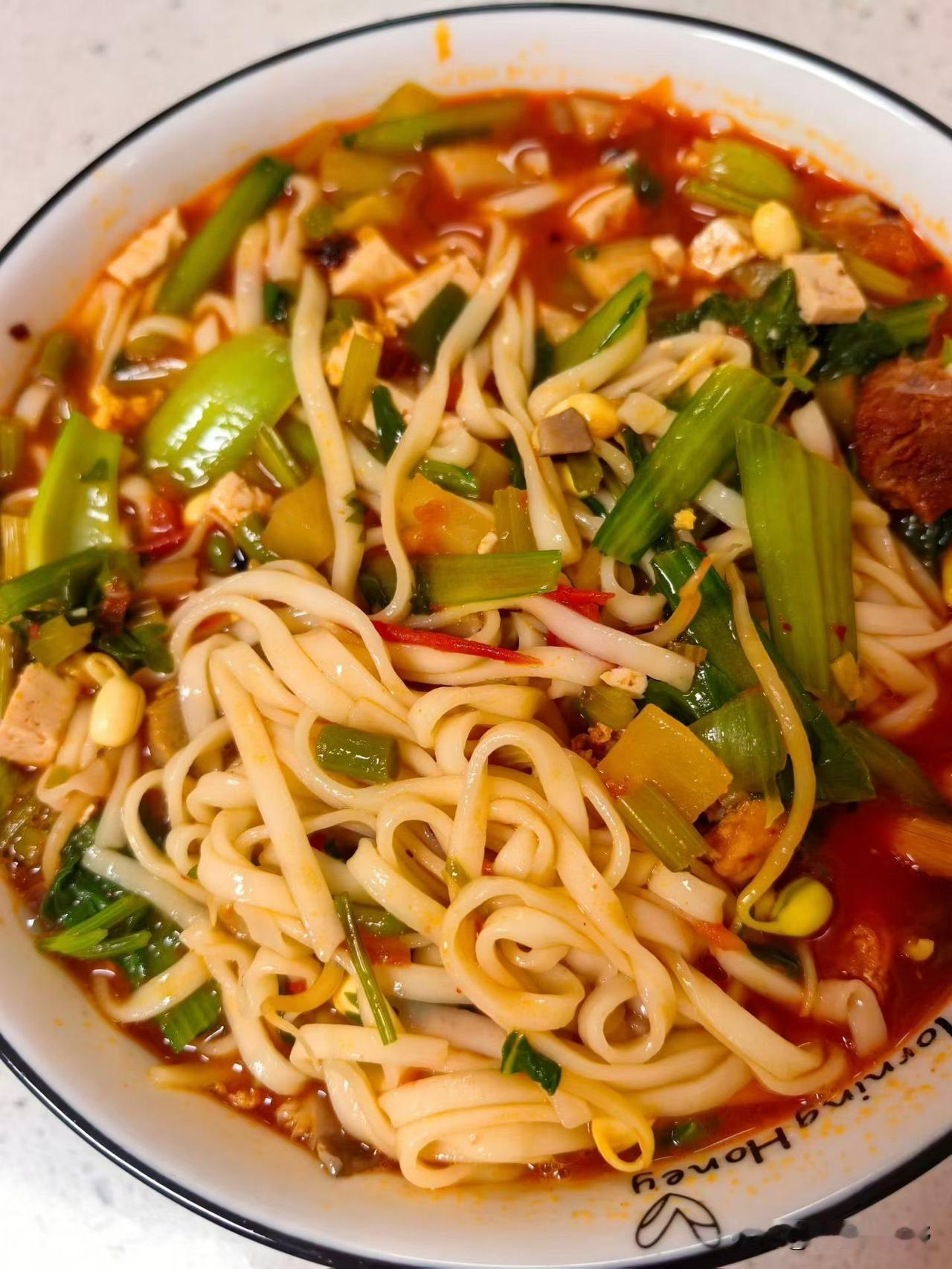 西安艳阳天西府饭是三十年老字号，面食是陕西面食的天花板西府特色菜西府大烩菜西