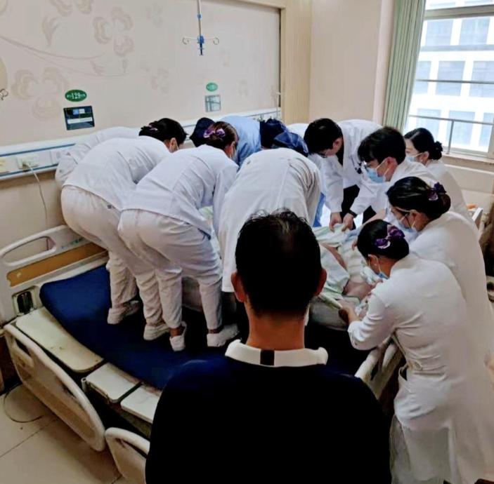太揪心了！9月5日报道，东北一小伙体重635斤，因为过度肥胖坐不了飞机高铁，家人