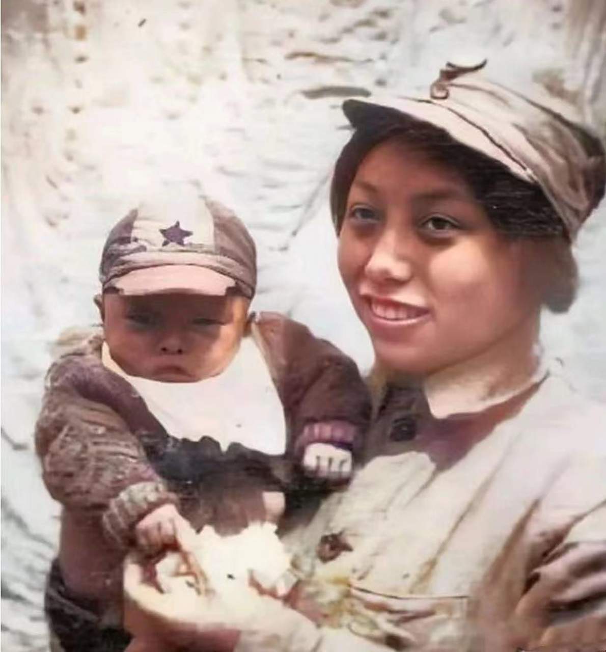 1937年，天寒地冻的早上，地主王学文开门后，发现一个女兵晕倒在他家门口，眼见四