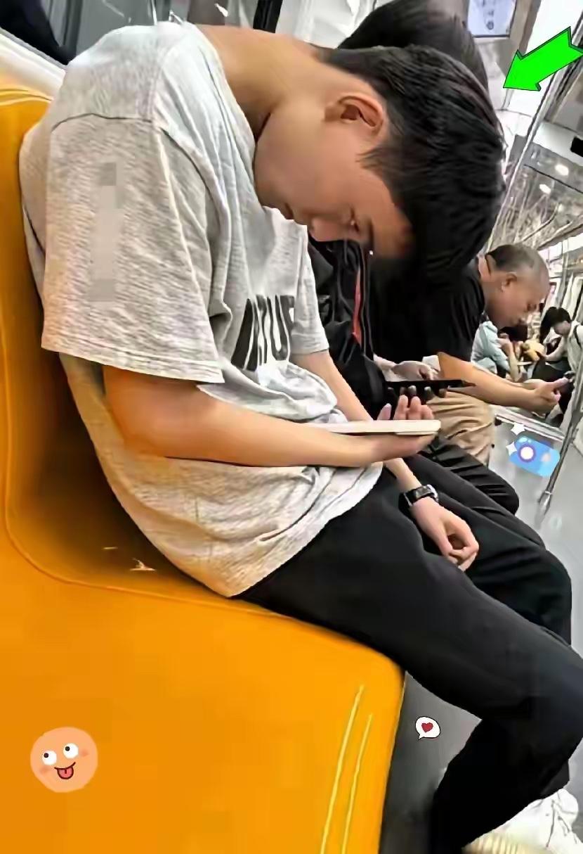 玩手机都玩成这样了，还在玩。