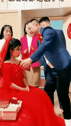 结婚当日，新郎官想亲一下妻子，却被妻子无情拒之门外。要知道，妻子彩礼都收下了，在