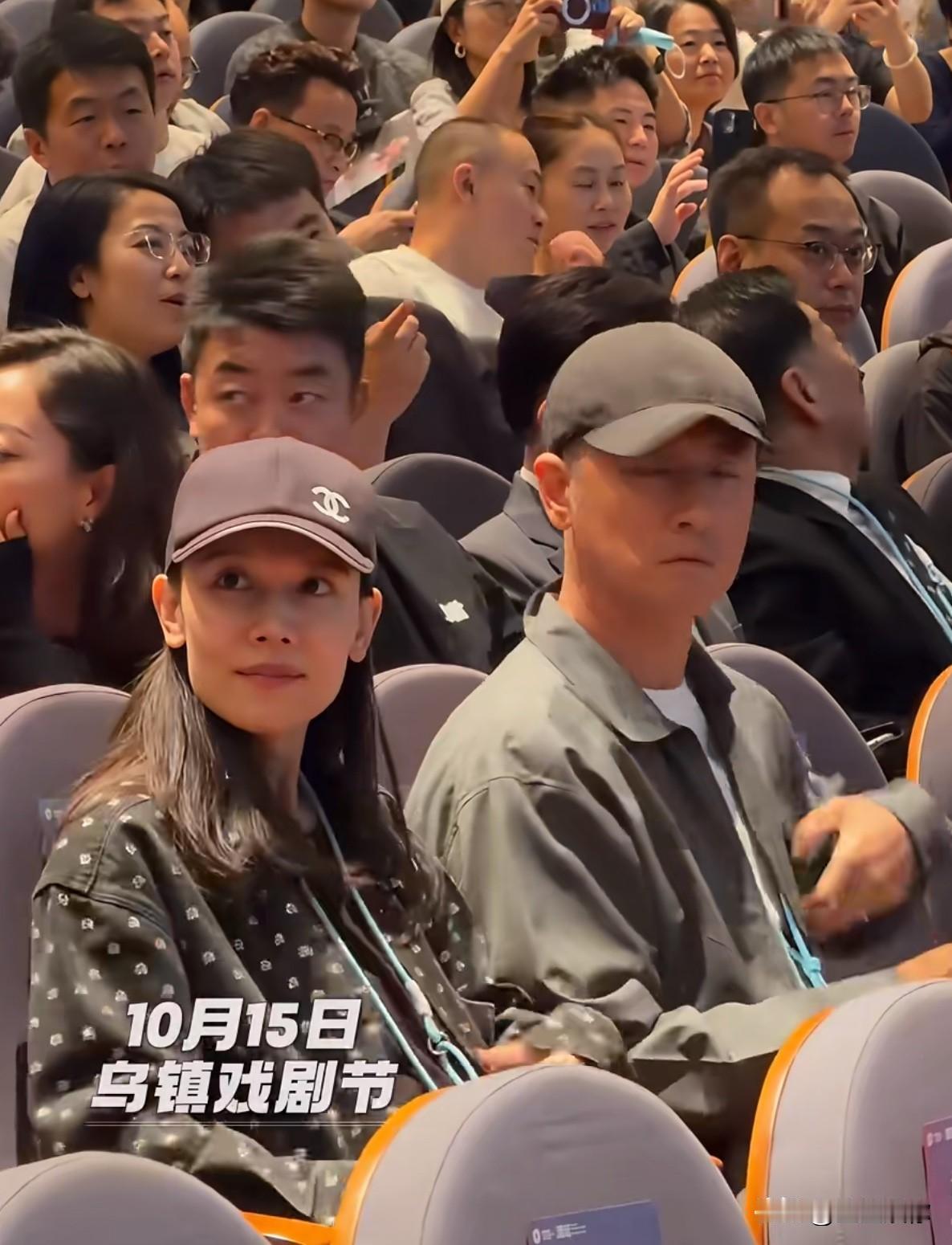 相由心生，看孙骁骁在乌镇戏剧节现场的状态，整个人干瘦紧绷，面部线条透着一股刻薄感