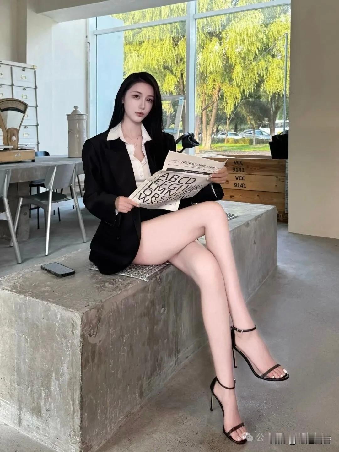 都市女郎的优雅日常，黑白配的时尚穿搭