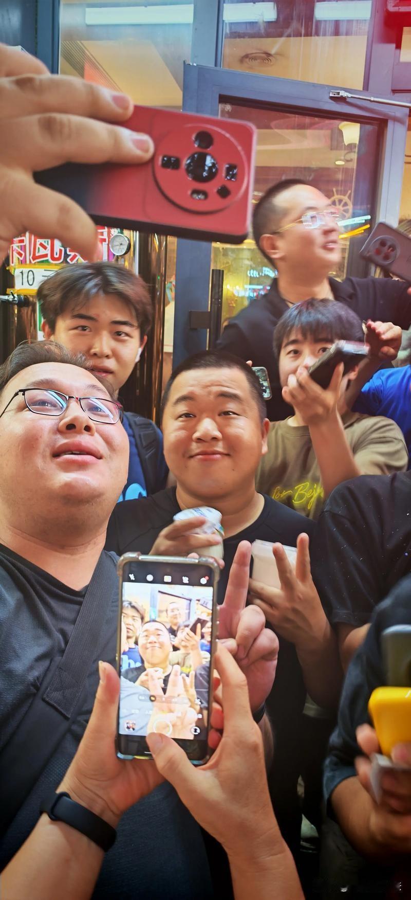 一年赚上亿小意思的蓝战非，能够在南非逃脱，根本不是他运气好，也不是因为他机智，那