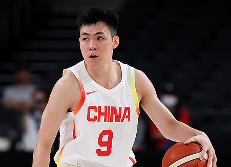 李弘权谈到中国男篮队友庞峥麟的时候表示：“他进的每个球。”“都是非常精彩的。”“都是很提士气的。”“