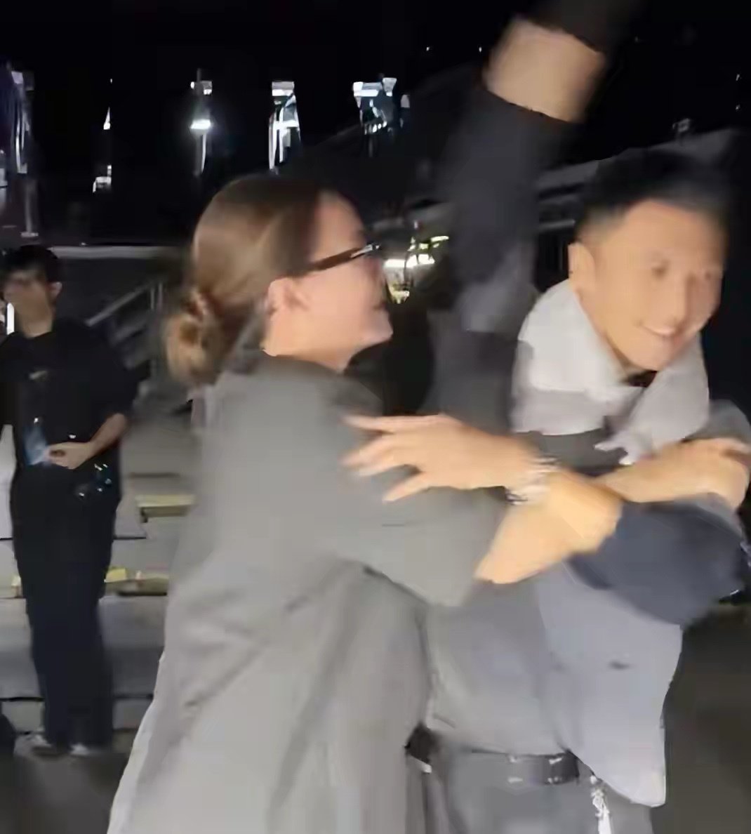 和经纪人亲密打闹后，谢霆锋给女人庆生照曝光难怪和王菲渐行渐远，娱乐圈里面的感情真的很难说清楚，锋哥和