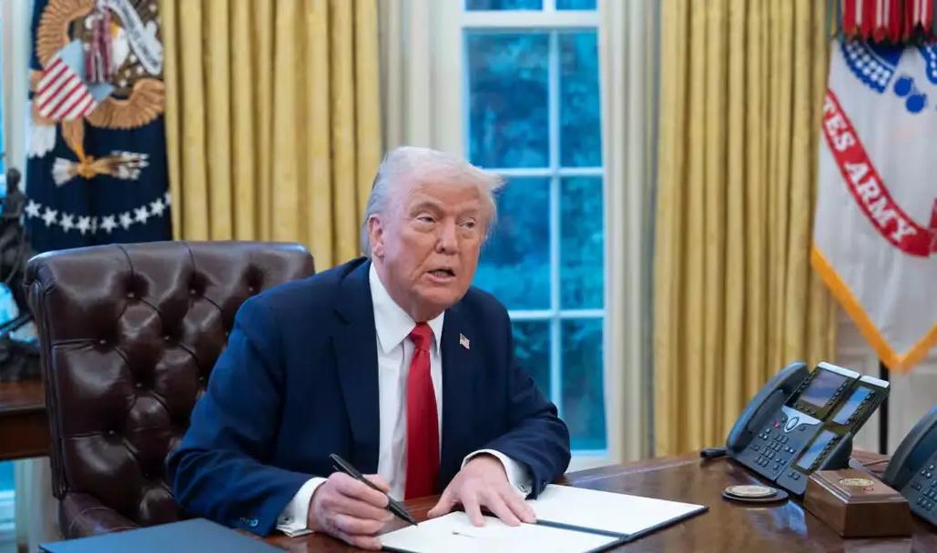 连夜签令！特朗普征100%关税，欧盟日本全豁免，独有澳大利亚挨整。美国总统唐纳德