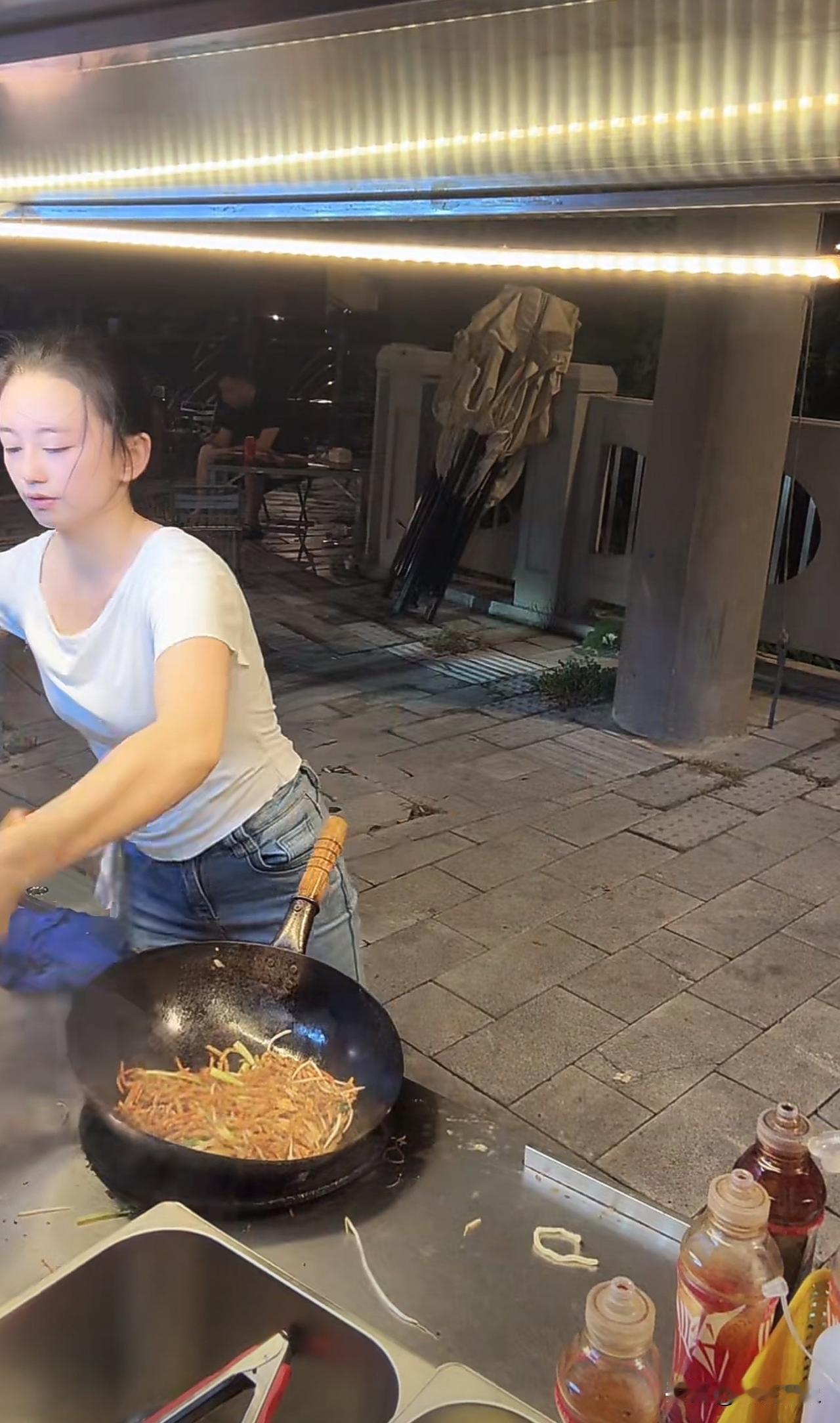 老板娘面炒的好吃
