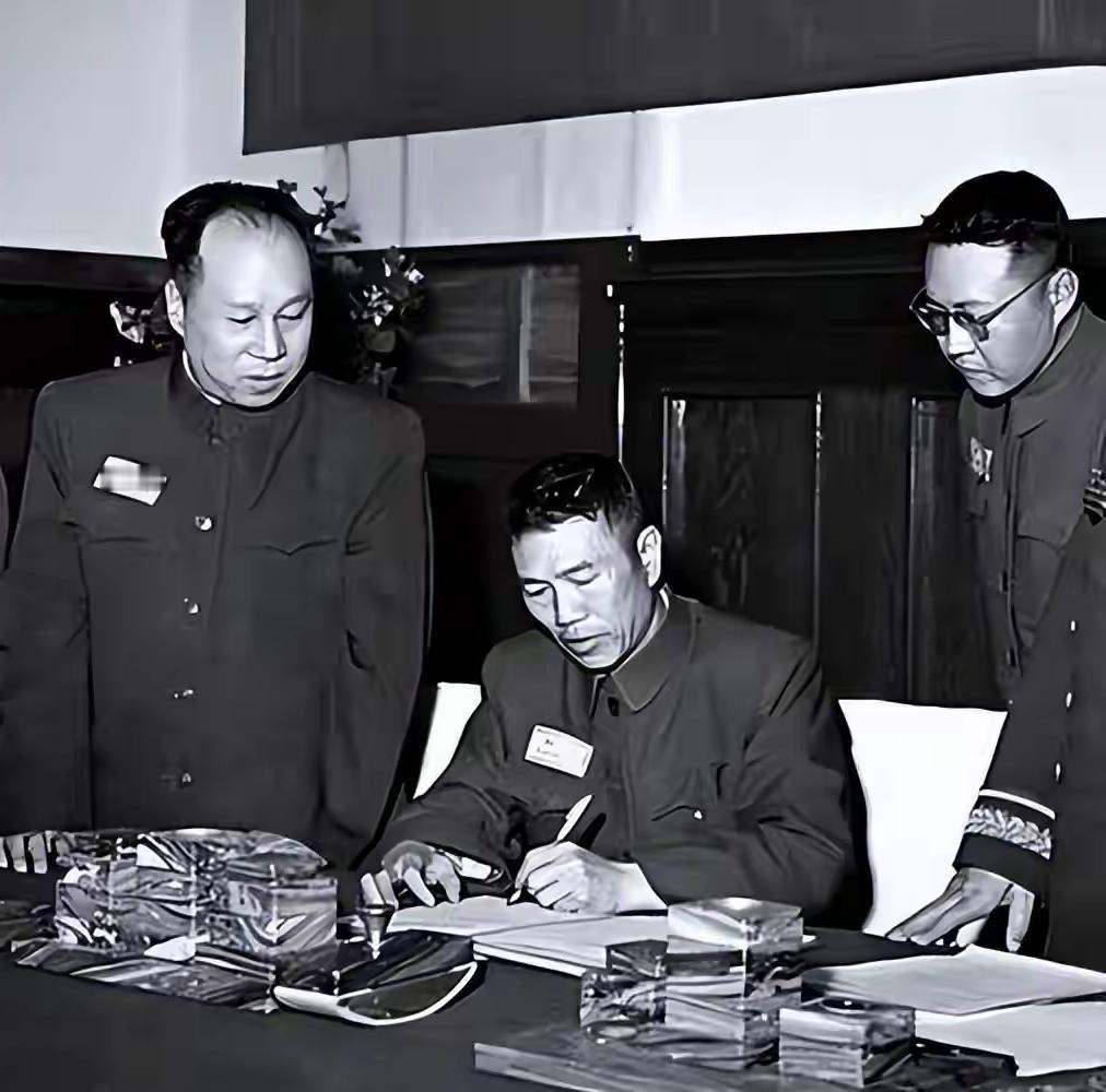 抗美援朝时邓华帮助过韦杰，后来邓华陷入低谷，韦杰怎么报答的？这句简单的问句