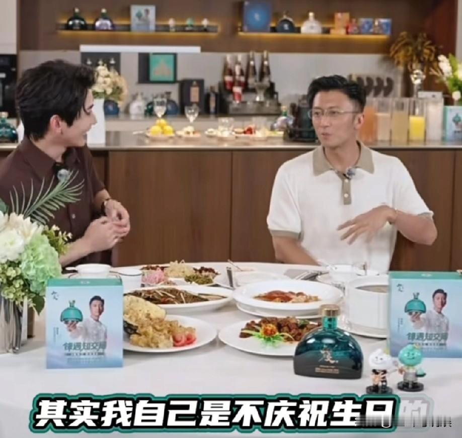 谢霆锋直播时，主持人提到即将到来的太原演唱会是他的生日，于是就提前祝他生日快乐，