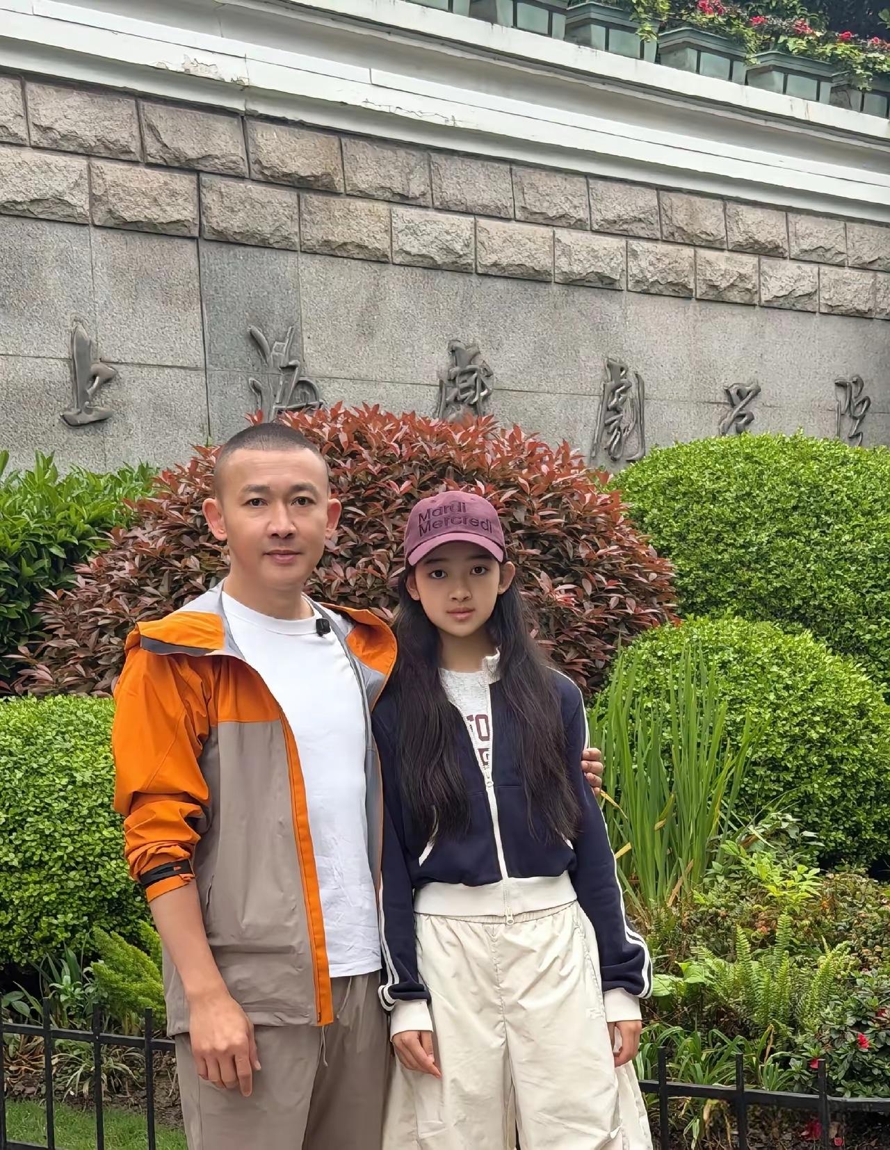 4月22日，聂远晒出带女儿“天天”重返母校的画面。聂远跟女儿讲了很多，以前他