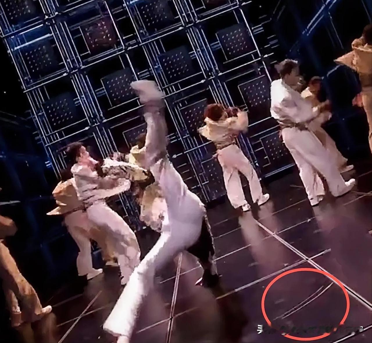 春晚结束后，王一博接受采访，那个帅气滑铲的动作，其实是失误了。郭富城在