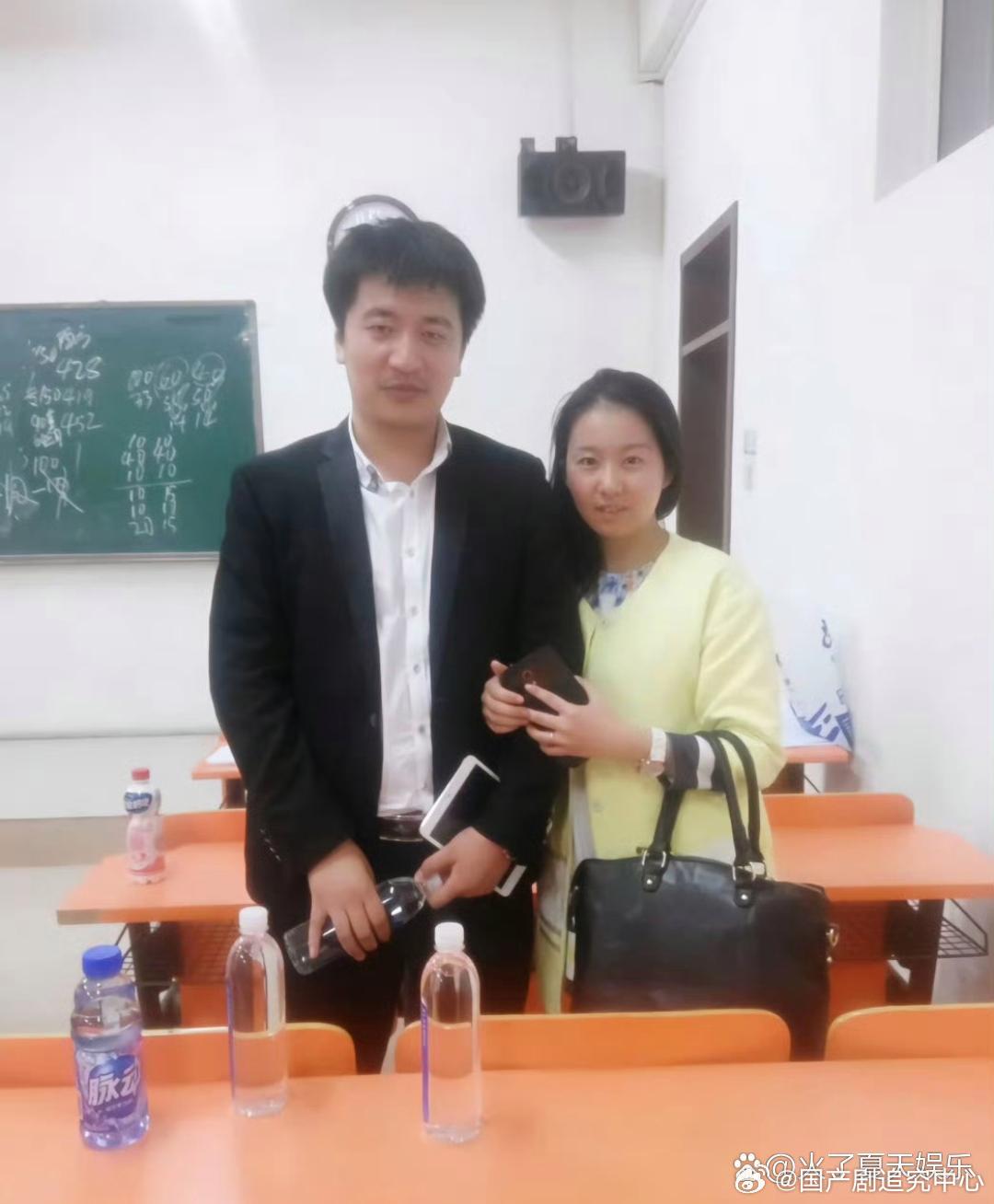 张老师难得的两张合影：与父母，与妻子，那个时候是真的幸福！