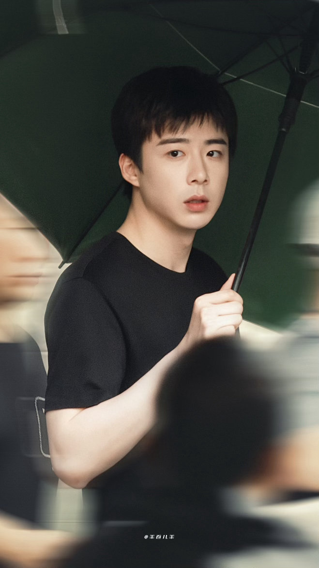 摩登兄弟刘宇宁直播藏得很認真，帥得很隨意。🖤刘宇宁​​​