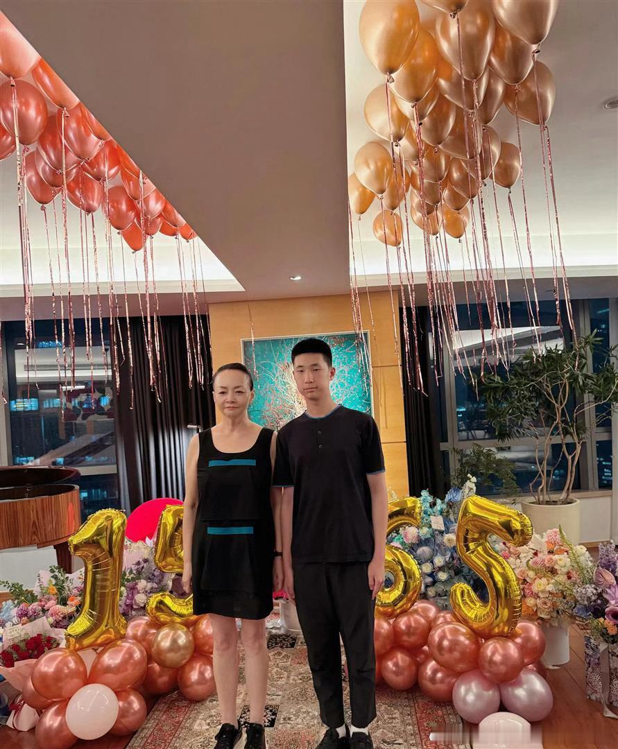 宋丹丹66岁生日！价值连城的别墅内满是鲜花与气球，两位孙子陪伴左右，十分幸福​