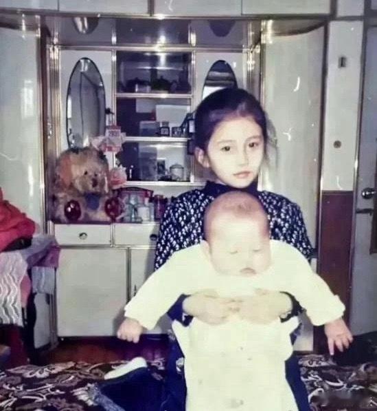 从照片的对比来说，姐姐确实是有点长残了