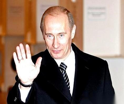 朋友圈炸了。飞莫斯科的机票搜索量，直接干到天上去了。3倍、5倍地往上翻。普京