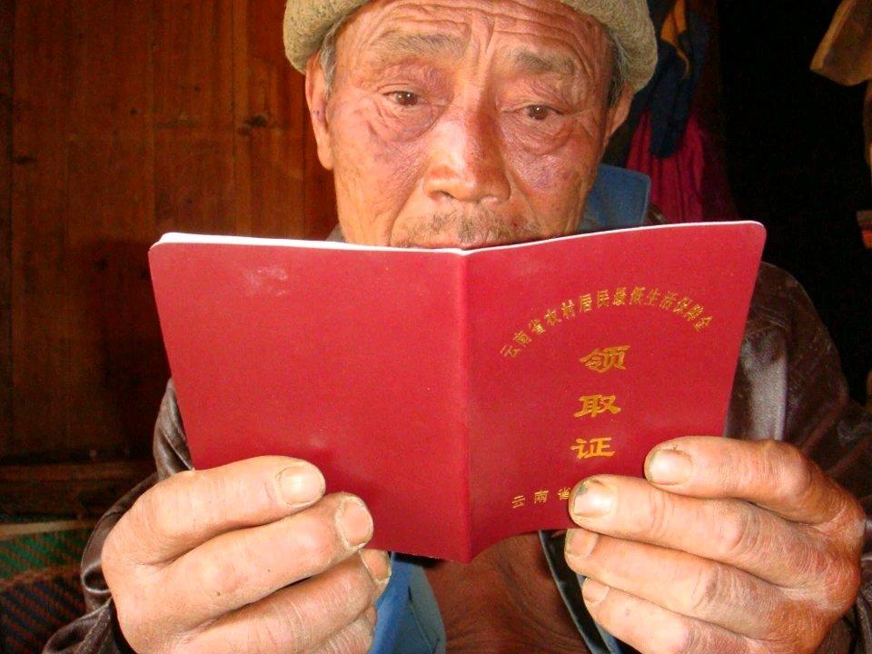 前阵子楼下低保户张叔蹲单元门抽烟，被邻居拍了照片传到社区群，差点直接被取消资格，