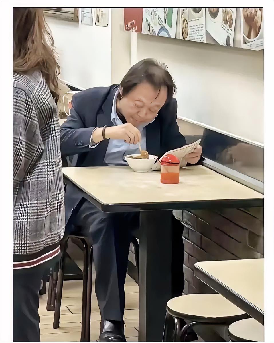 这是王世坚在吃饭，他是台独分子，他的父亲是叛徒王明德。他说，“