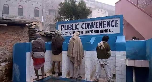 网传白云区天桥下有人当街便溺，疑似印度外派员工，专挑绿化带、公交站这类半隐蔽处下