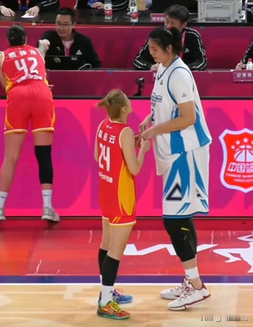 同病相怜，同场竞技！翟若云问候张子宇。昨天晚上，山西女篮与山东女篮比赛结束后，曾