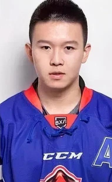 英如镝如果真想跟哥哥好，就得弄明白亲谁疏谁，他恰恰弄反了。从情感上，要会哄丹丹妈
