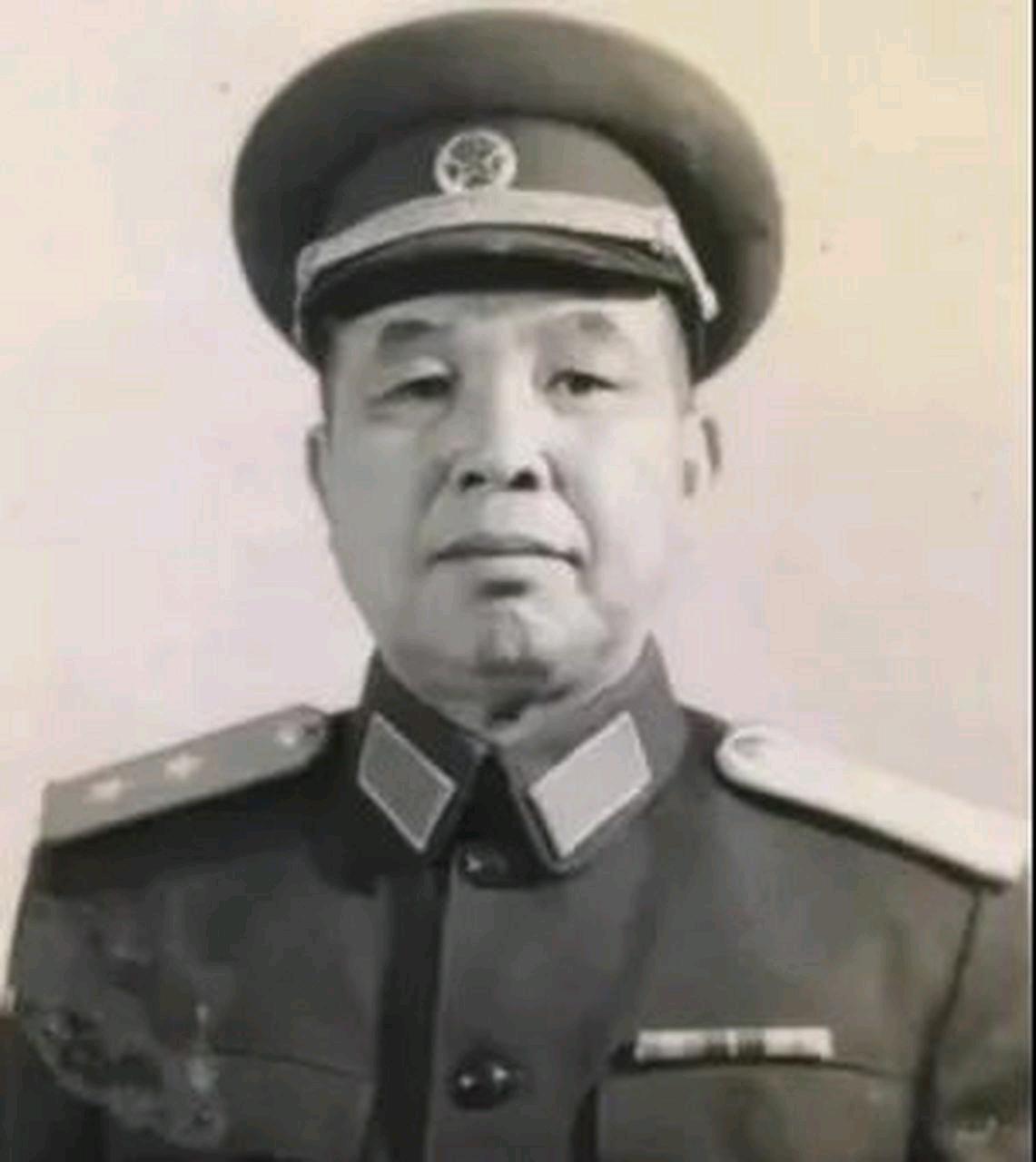 1953年，西康军区司令员刘忠，得知母亲和原配还在世，便携现任妻子回乡，当他看到
